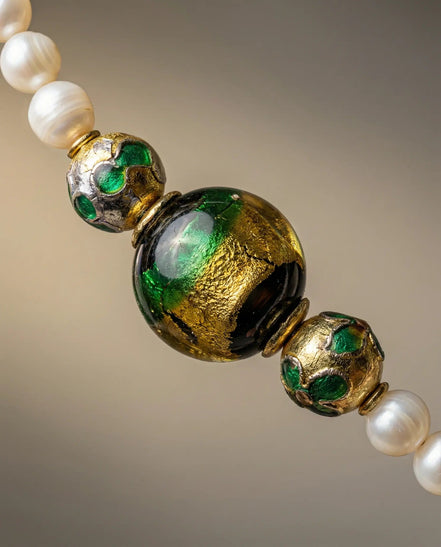 Detaliu colier perle de cultură neregulate și piatră Murano emailată cu închizătoare oțel inoxidabil