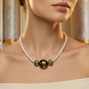 Femeie purtând colier din perle de cultură neregulate 6mm și piatră Murano cu mărgele emailate