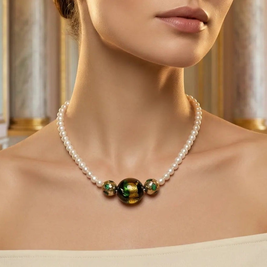 Femeie purtând colier din perle de cultură neregulate 6mm și piatră Murano cu mărgele emailate
