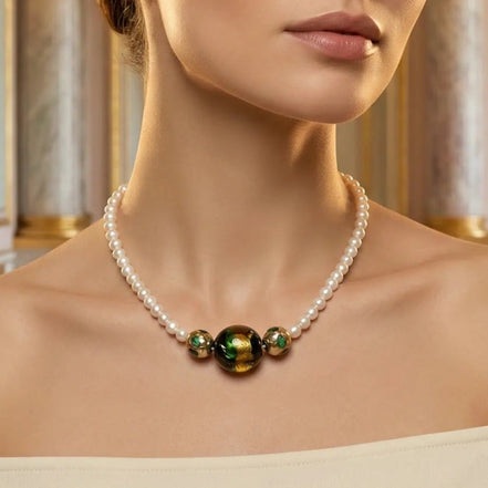 Femeie purtând colier din perle de cultură neregulate 6mm și piatră Murano cu mărgele emailate