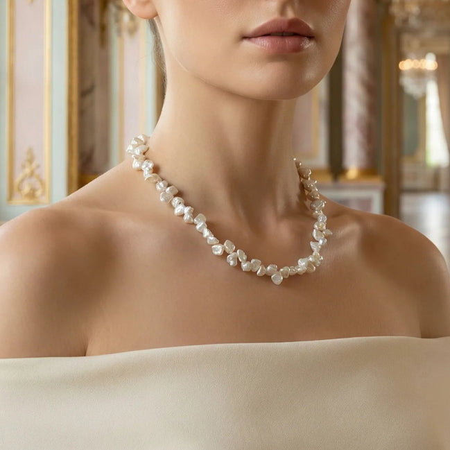 "Femeie purtând colier din perle de cultură neregulate 8-9mm cu argint 925"