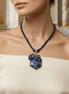 Femeie elegananta poarta coleire cu pandativ din lapis lazuli