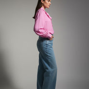 Elegant pink shirt with a relaxed fit