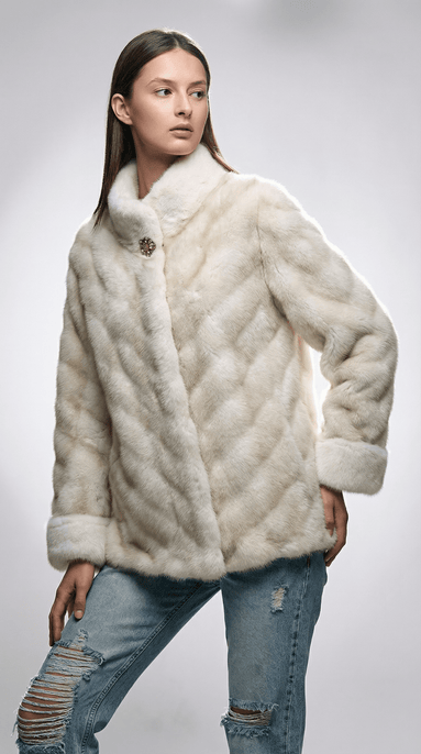 Haina de blana artificiala ivory cu broșa decorativa - OK Lux. All rights reserved. - Jackets - 