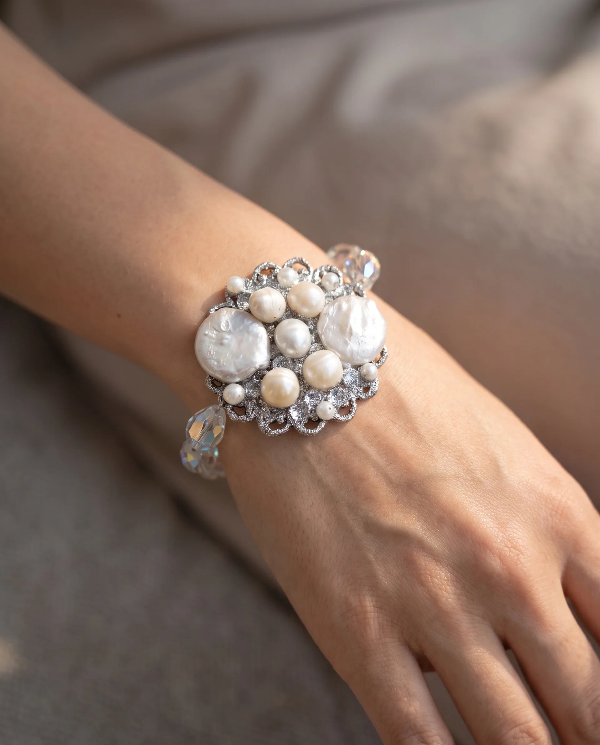 Brățară Unicat Handmade cu Perle Baroc, Perle de 10 mm, Cristale și Rășină UV