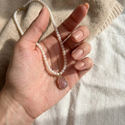 Colier cu Perle Neregulate și Pandantiv din Cuarț Strawberry – Handmade