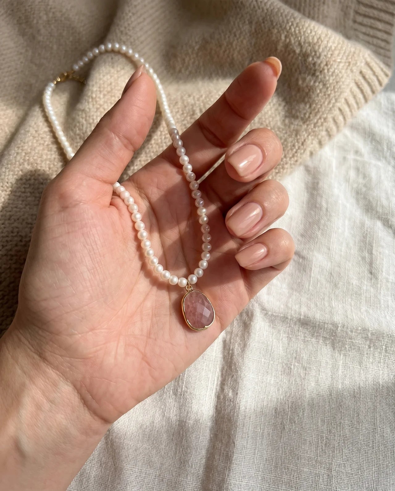 Colier cu Perle Neregulate și Pandantiv din Cuarț Strawberry – Handmade