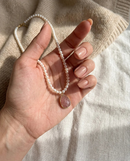Colier cu Perle Neregulate și Pandantiv din Cuarț Strawberry – Handmade