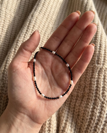 Colier Handmade cu Turmalină Neagră Fațetată și Perle Naturale