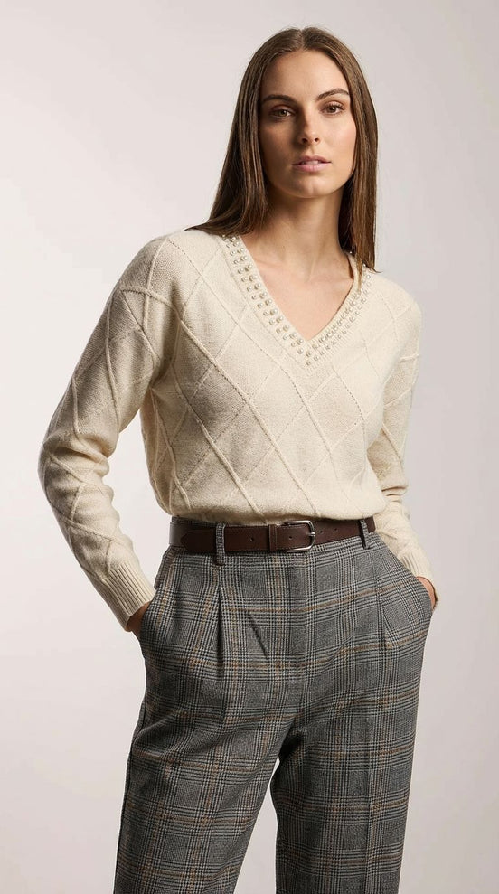 Pulover Crem Tricotat cu Model Romburi și Perle la Decolteu - OK Lux. All rights reserved. - Blouses - 